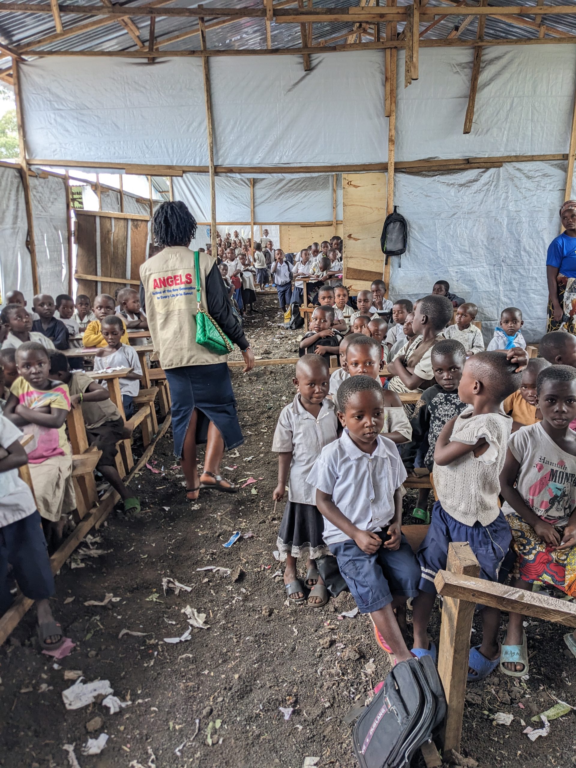 Visite des salles de classe de l’EP LWASHI pour la constatation de ration élève/enseignant dans la situation de crise aiguë.