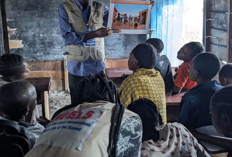 Programme ETOILE Le programme ETOILE, mis en œuvre par ANGELS, a permis d'apporter un soutien précieux aux enfants vulnérables, notamment ceux vivant dans la rue et les ex-combattants des zones de santé de Nyiragongo et Goma. Grâce à ce programme, des actions concrètes ont été réalisées pour assurer la protection, la réintégration et le bien-être de ces enfants. Les principales réalisations incluent : L’apprentissage social et émotionnel de 100 enfants, dont 33 ex-combattants, afin de leur offrir les compétences nécessaires pour surmonter leurs traumatismes et se réintégrer pleinement dans la société. 50 enfants vivant dans la rue ont été réintégrés dans leurs familles et protégés contre les abus grâce aux mécanismes de protection communautaire mis en place, assurant ainsi un environnement plus sûr pour ces enfants. Ces résultats n’auraient pas été possibles sans le soutien constant de nos donateurs et l'engagement de la communauté locale. Nous remercions chaleureusement tous ceux qui ont contribué à ce programme, permettant ainsi de restaurer la dignité et l’espoir pour ces enfants. Ensemble, nous travaillons pour offrir un avenir meilleur à ceux qui en ont le plus besoin.